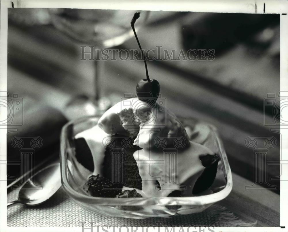 1987 Press Photo Pie with Ice Cream on top. - Historic Images