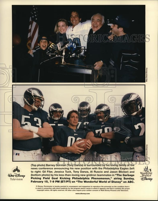 1998 Press Photo Tony Danza in The Garbage Picking Filed Goal Kicking Philadelph - Historic Images