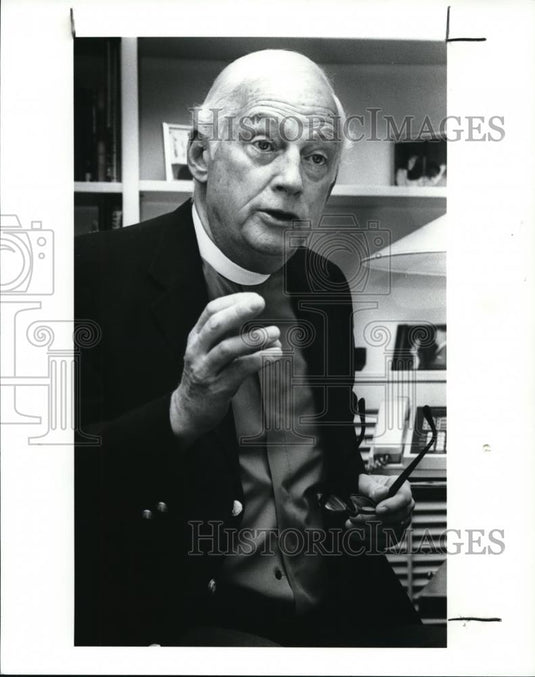 1989 Press Photo Dean Perry R. Williams of the Trinity Cathedral - 623 - Historic Images