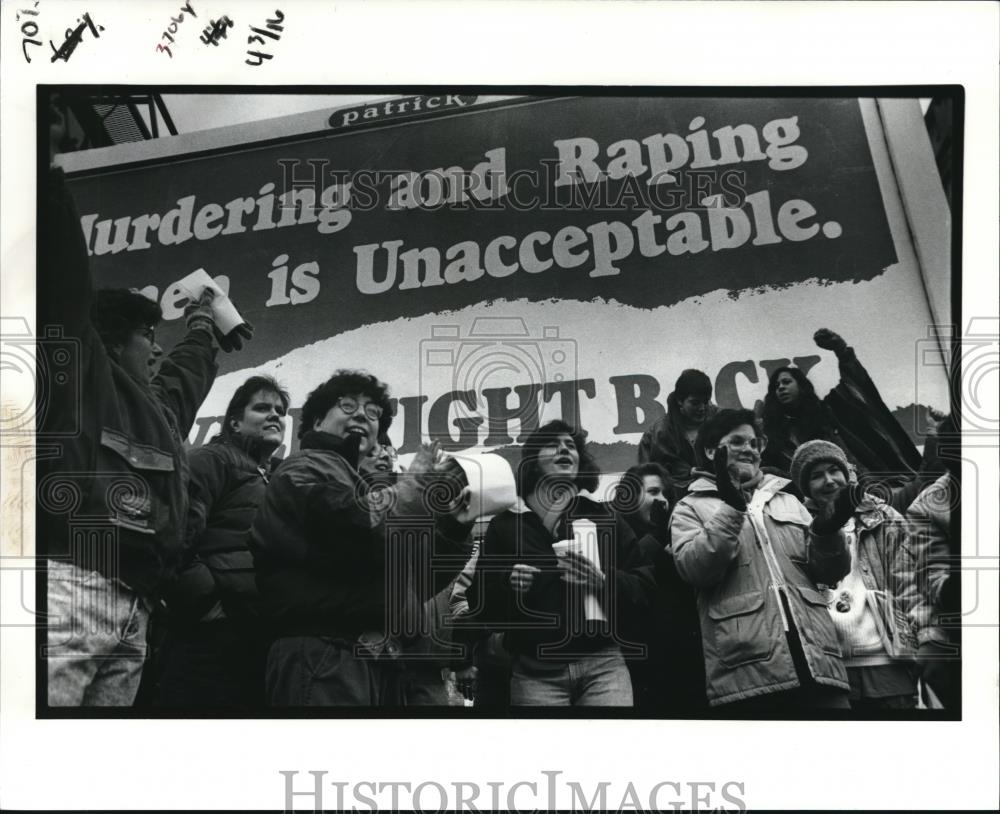 1990 Press Photo the demonstrators gathered at the Carnegie Avenue - Historic Images