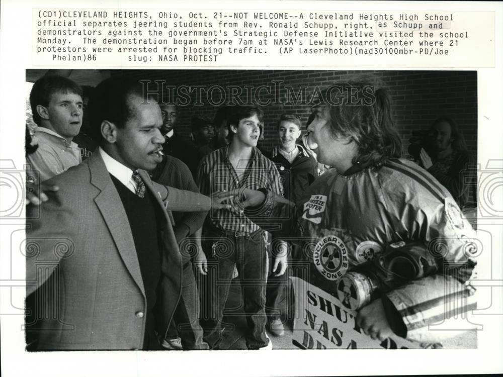 1986 Press Photo Reverend Ronald Schupp and demonstrators at the school - Historic Images