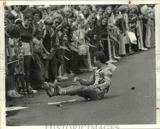 1981 Press Photo Tim Gergel of Stompin at the waiter's race at West side market - Historic Images