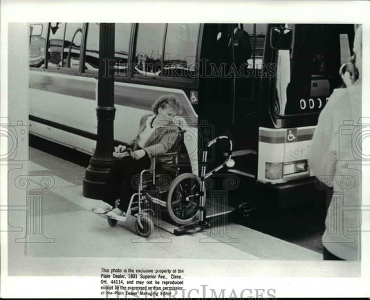 1990 Press Photo RTA Handicap Bus Services - Historic Images