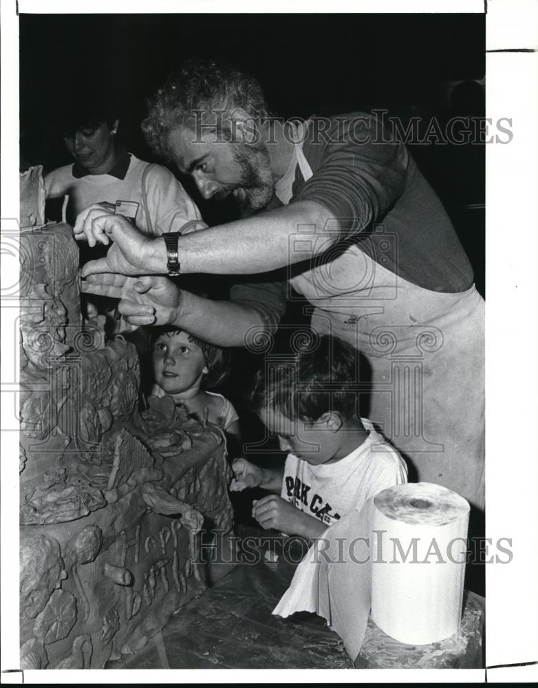 1989 Press Photo Ceramist George Woideck Works Crazy Cake at Children&#39;s Museum - Historic Images