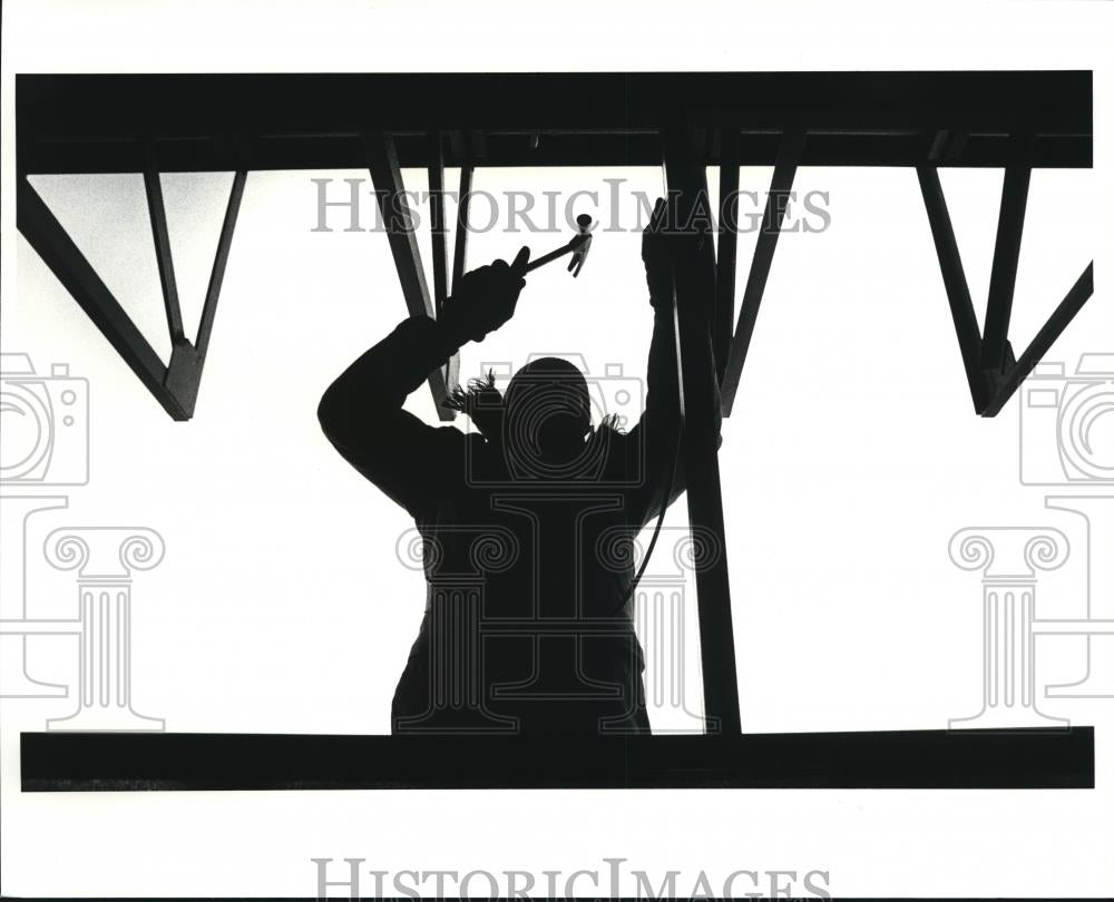 1988 Press Photo Anthony D. Jones, construction worker, works on putting in - Historic Images