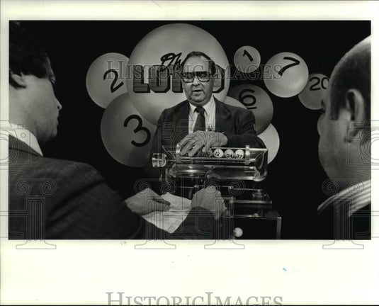 1985 Press Photo Don Mohr, Tim Brown & Roger May drawing Lottery numbers - Historic Images