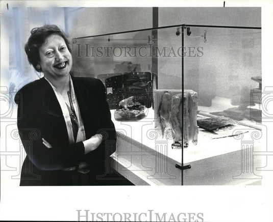 1984 Press Photo Martha Wilson at the Cleveland Institute of Art Book show - Historic Images