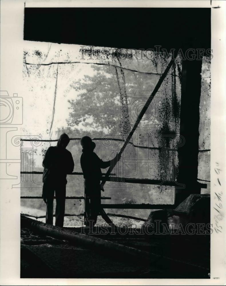 1991 Press Photo Applying FireProofing Materia at American Greeting Company. - Historic Images