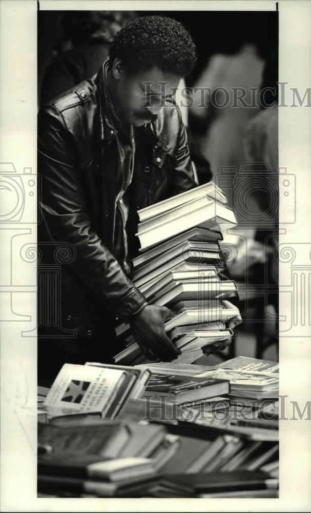 1986 Press Photo Bill Foster at Annual Friends of the Library Sale - Historic Images