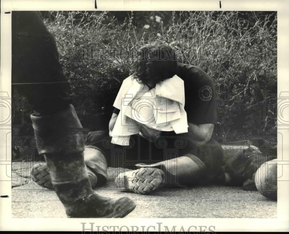 1983 Press Photo A fireman takes a break from the Cedar fire - Historic Images