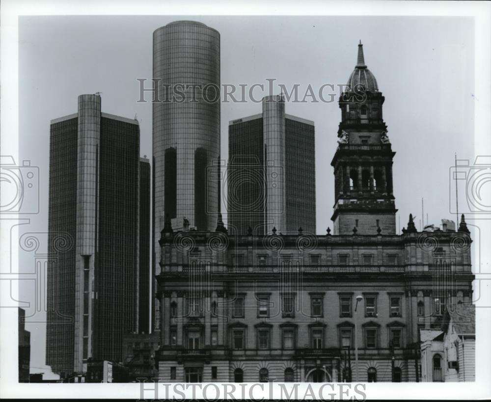 1983 Press Photo Detroit Michigan Traffic Control Bldg with Renaissance Center - Historic Images
