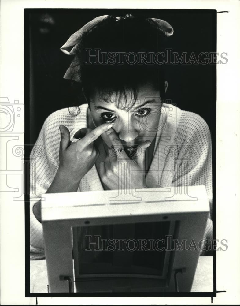 1987 Press Photo Sandy Muniz with colored contact lenses at Contact Connection. - Historic Images