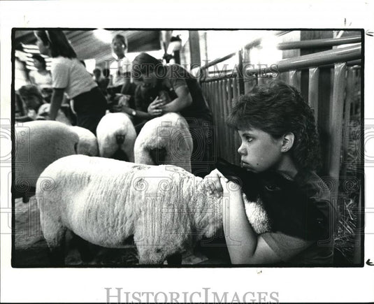 1985 Press Photo Jennifer Bagshaw with her sheep during the Lake County Fair - Historic Images