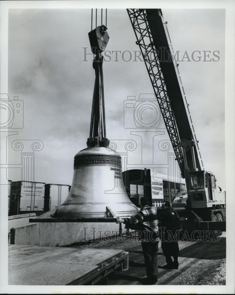 Press Photo Freedom Bell Being Loaded onto the American Freedom Train - Historic Images