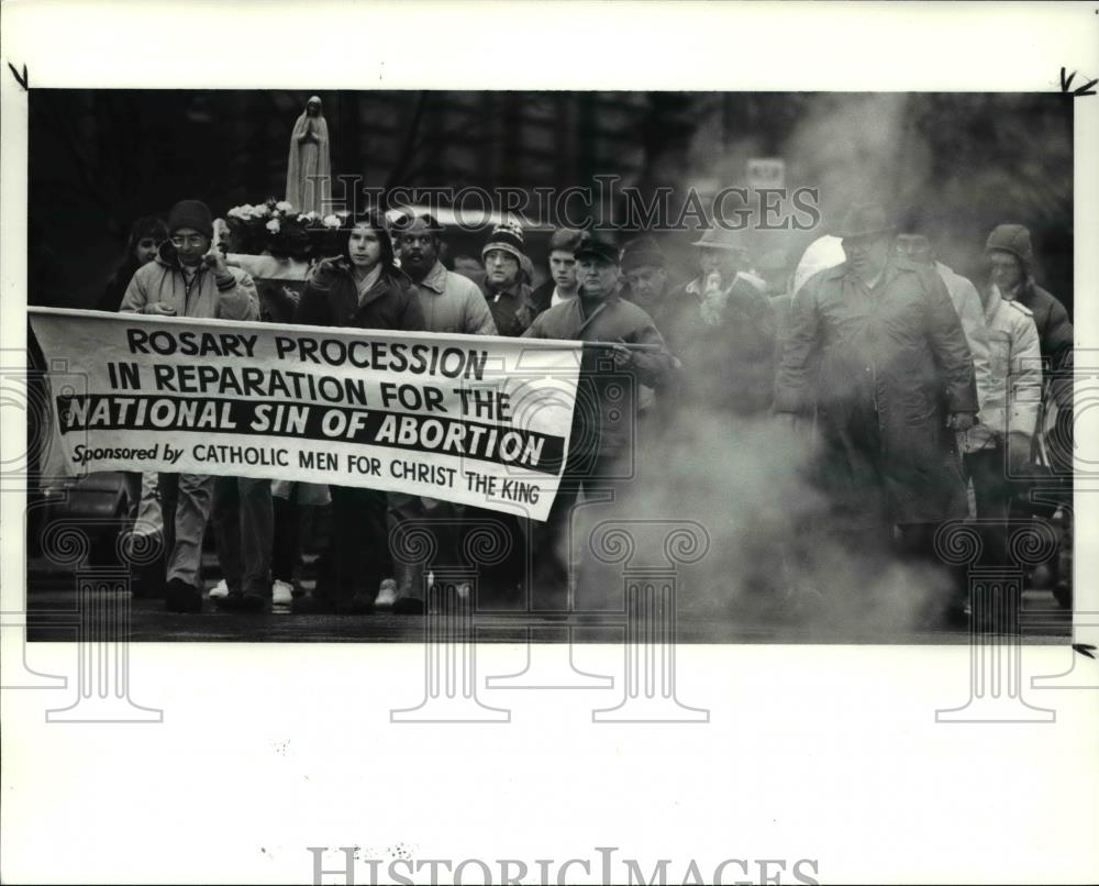 1990 Press Photo Anti-abortion march walk by steam from sewer grates on Lakeside - Historic Images