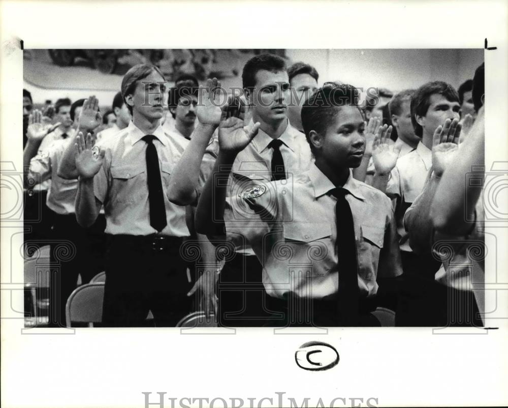 1989 Press Photo Some of 78 members of fire fighters being sworn - Historic Images