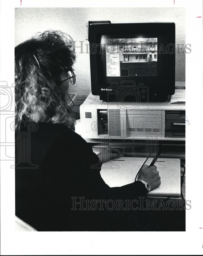 1991 Press Photo Tracy Ash uses a Computer to deal with House designs - Historic Images