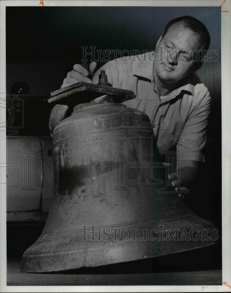 1977 Press Photo The 300-pound brass bell reported stolen from its place - Historic Images