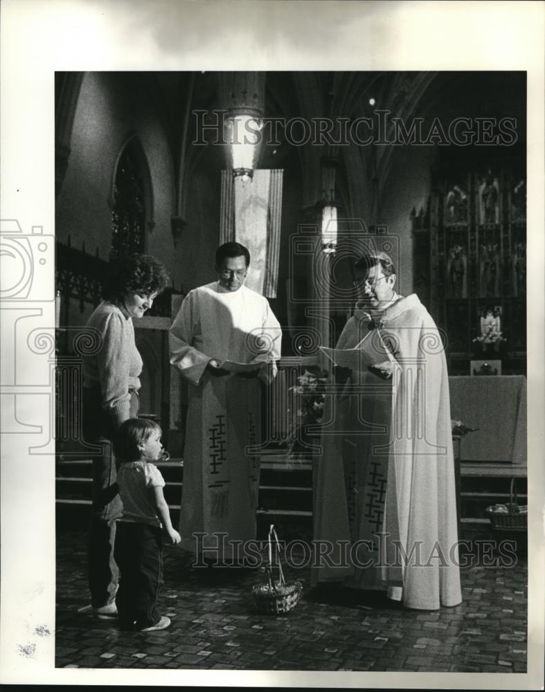 1986 Press Photo The Easter mass with the catholic priests - Historic Images