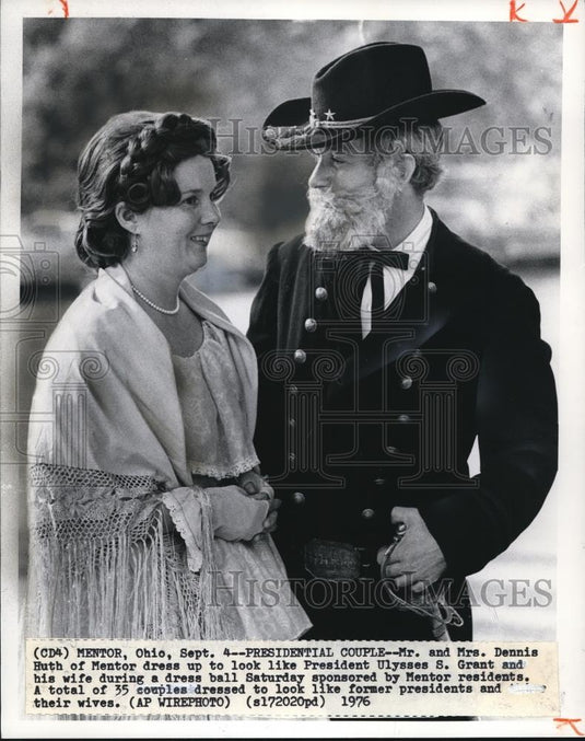 1976 Press Photo Mr and Mrs Dennis Huth of Mentor dress up to look - Historic Images