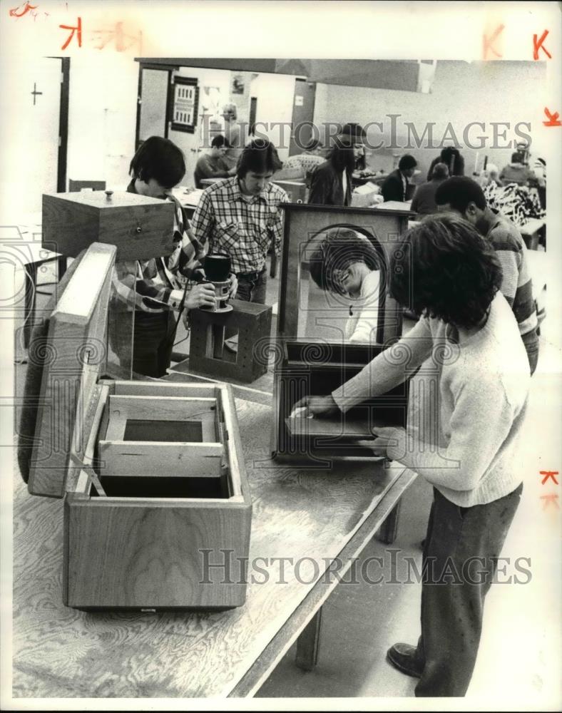 1981 Press Photo Tony Tavzel put finishing touches on a vanity - Historic Images