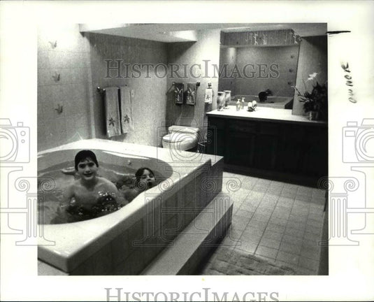 1986 Press Photo Jean Paul Pepple with brother Alexie in a Huntington Woods spa - Historic Images