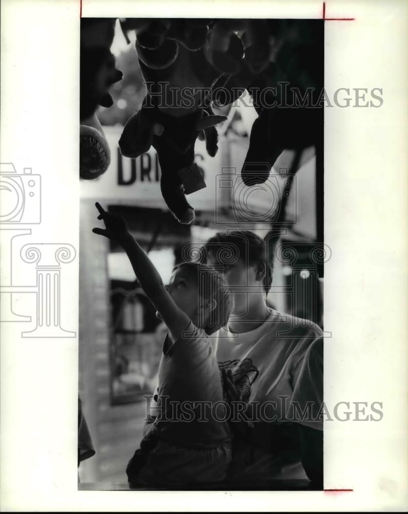 1991 Press Photo Zachary Mullins with his mother, Joanne at Old World festival - Historic Images