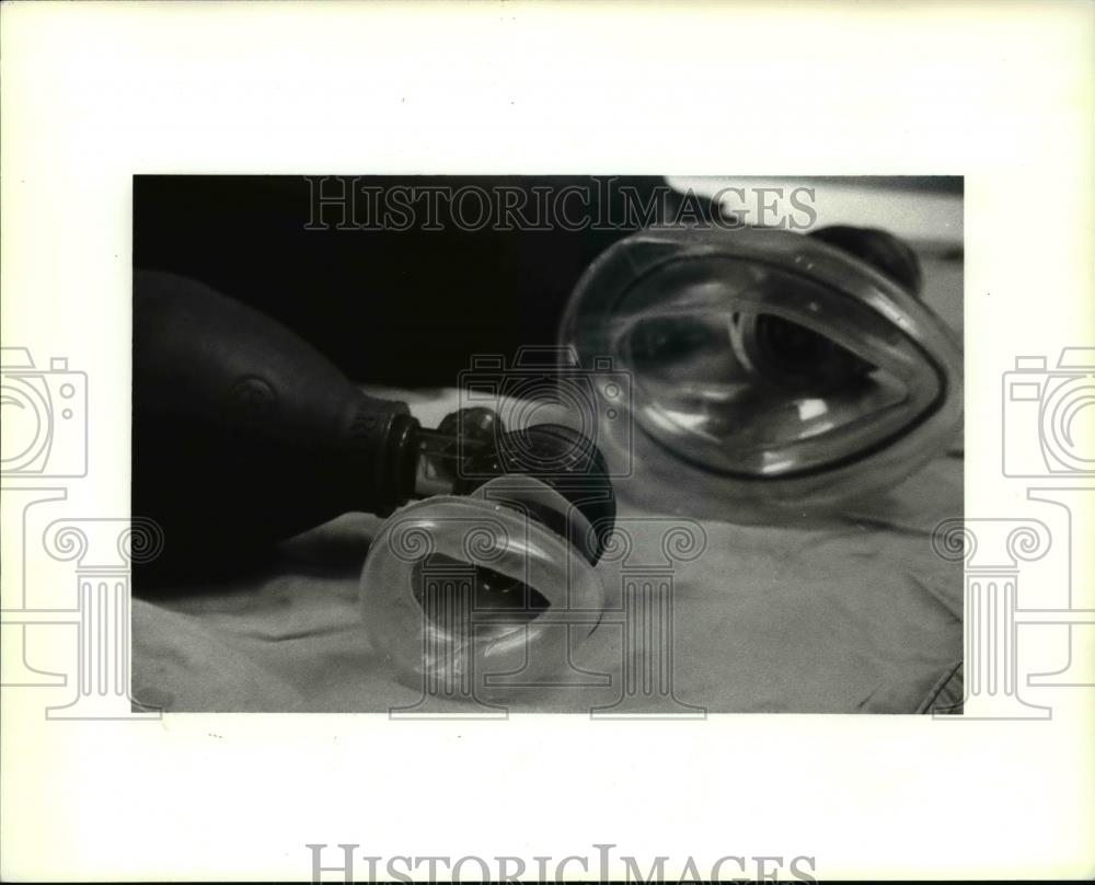 1991 Press Photo Comparison of adult&#39;s and baby&#39;s breathing bag - Historic Images