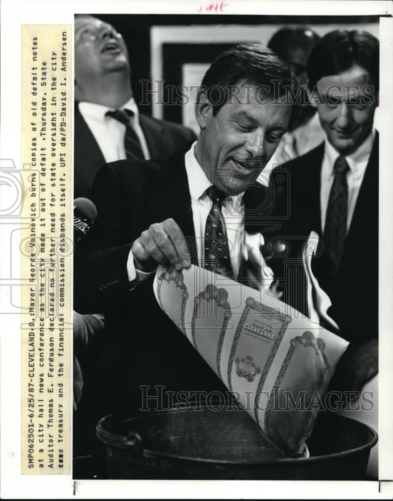 1987 Press Photo Mayor George Voinovich burns copies of old defalt notes - Historic Images