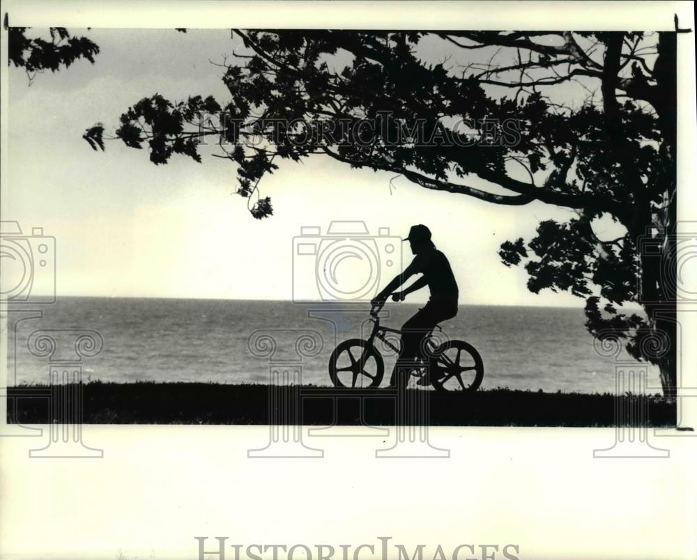 1987 Press Photo Mathew King on the lake coast along Lake Erie - Historic Images