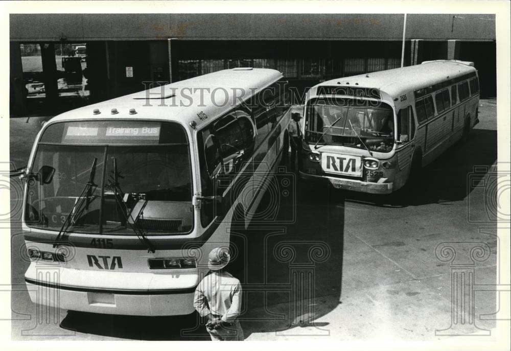 1979 Press Photo The Old And New RTA Buses Historic Images 1979-press-photo-the-old-and-new-rta-buses-historic-images