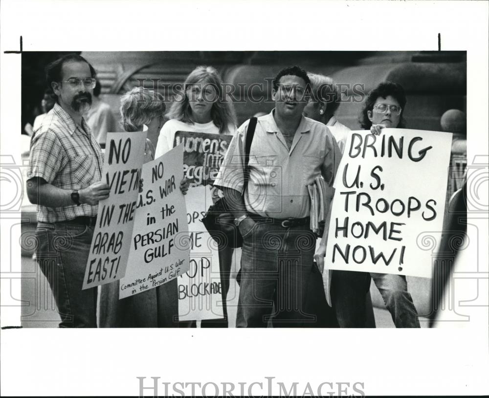 1990 Press Photo Members of the committee against U.S. War in Persian Gulf - Historic Images