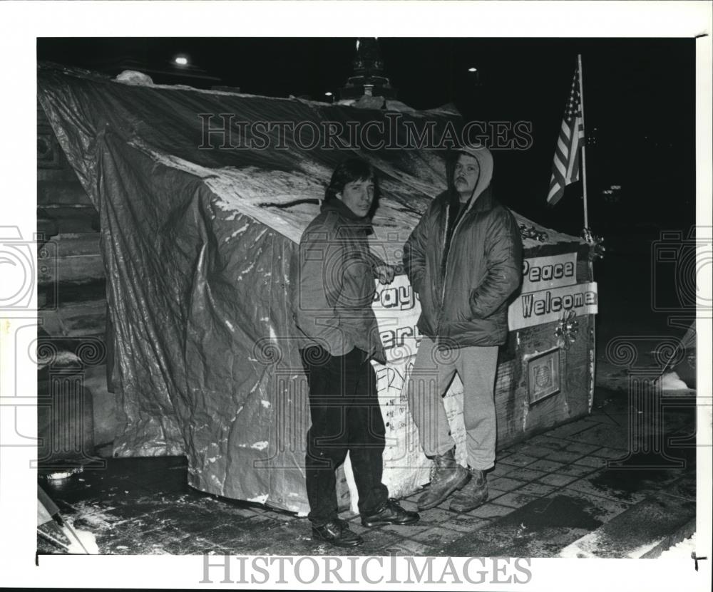 1991 Press Photo Derek Mason stand at the Prayer for peace Shelter,Public Sqaure - Historic Images