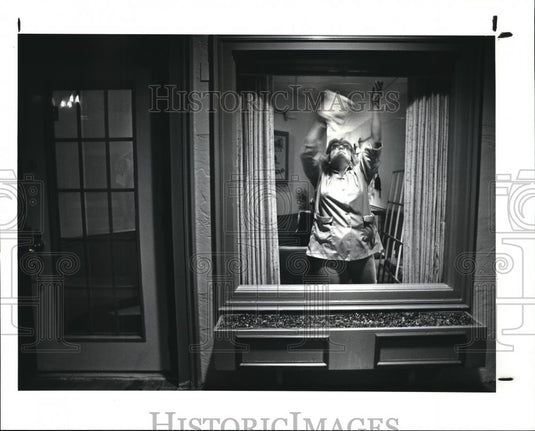 1987 Press Photo Charlotte Campbell,cleaning supervisor at Berea Commons cleans. - Historic Images