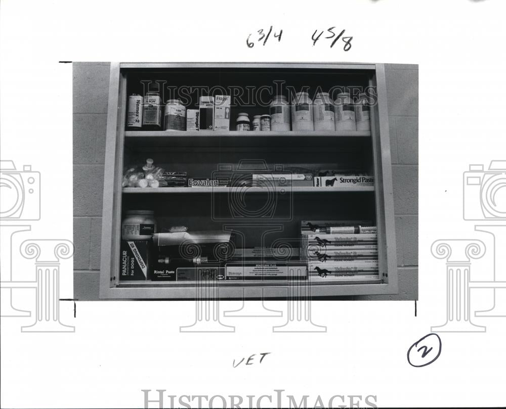 1991 Press Photo Medicine cabinet that utilize the same drugs for human consume. - Historic Images