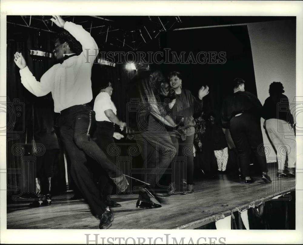 1991 Press Photo Dancers getting wild on the stage of vels on the circle - Historic Images