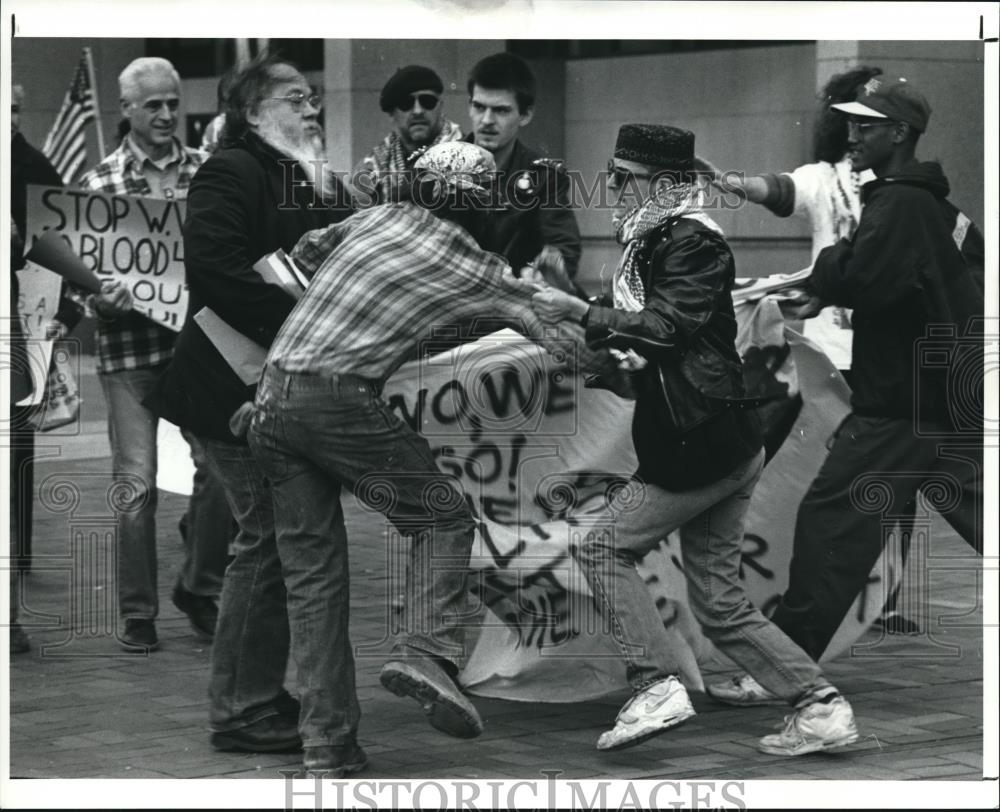 1990 Press Photo A scuffle during a protest in support of Cheryl Lessin - Historic Images
