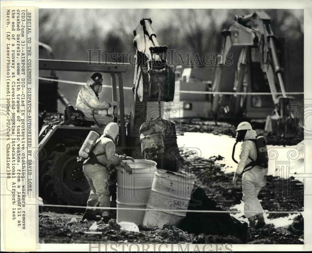 1988 Press Photo Workers in proximity suits &amp; breathing apparatus - Historic Images