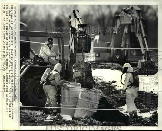 1988 Press Photo Workers in proximity suits & breathing apparatus - Historic Images