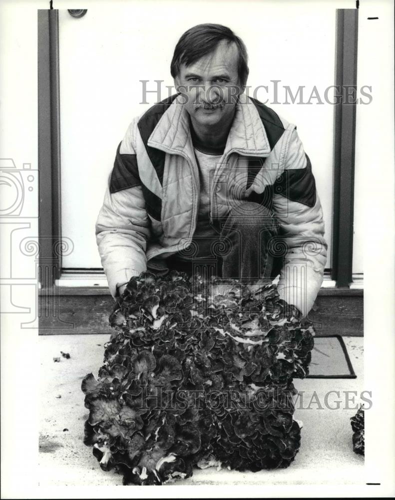 1990 Press Photo Frank Stanko and the huge Shepherd mushroom - Historic Images