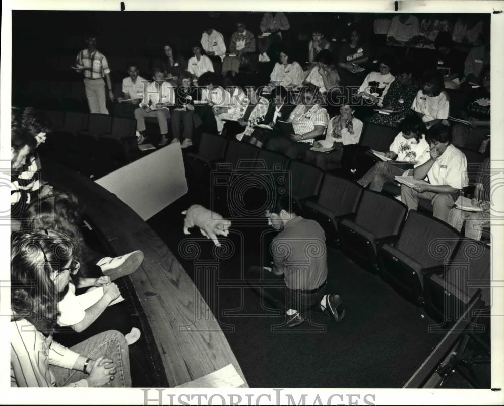 1990 Press Photo John Michael Evans, dog trainer at Tri C. Campus - Historic Images