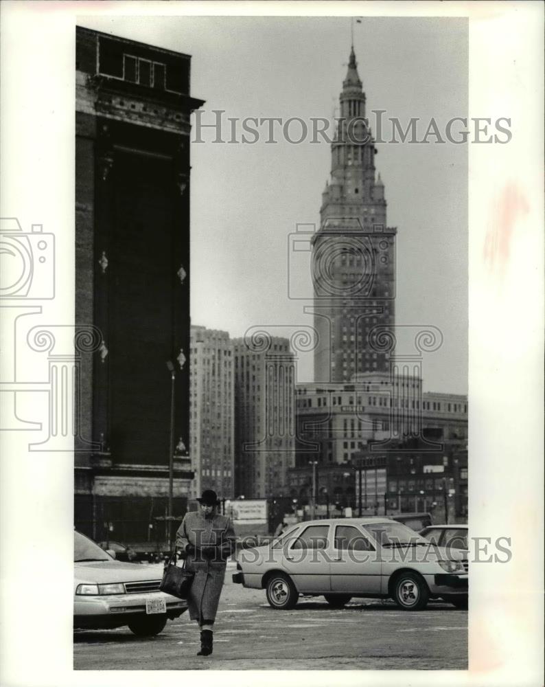 1991 Press Photo Woman walks from her parked car - Historic Images