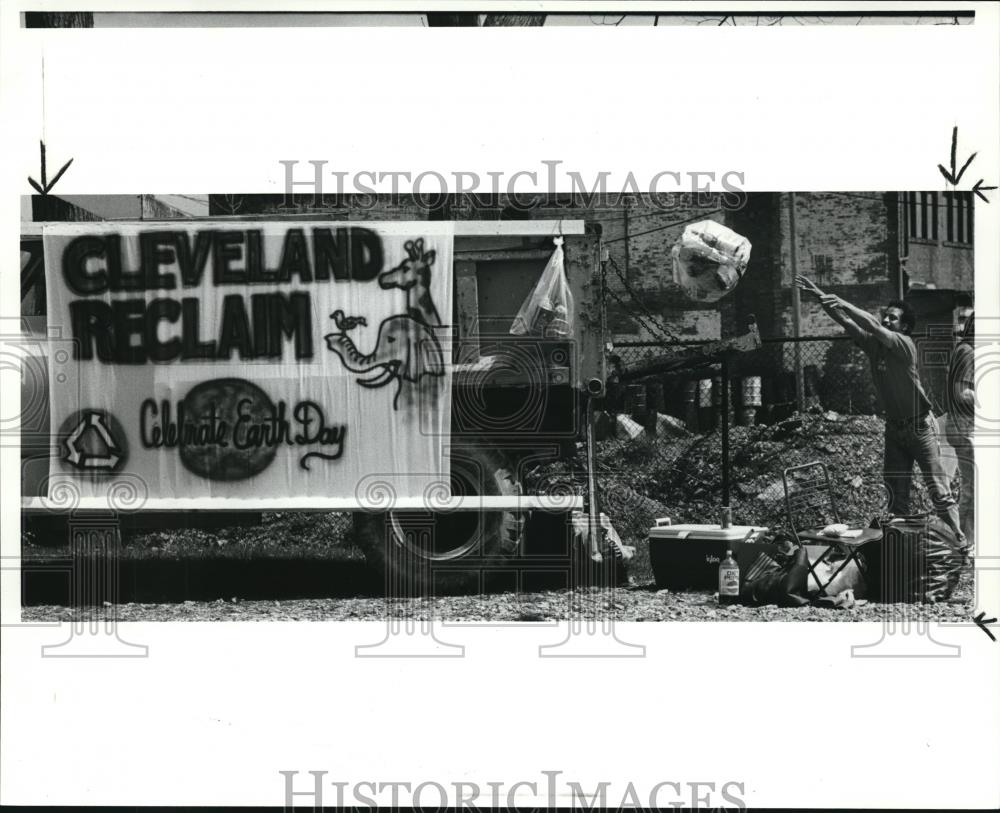 1990 Press Photo Ed Basemore throws a bag of recyclable on Truck at Earth Day - Historic Images