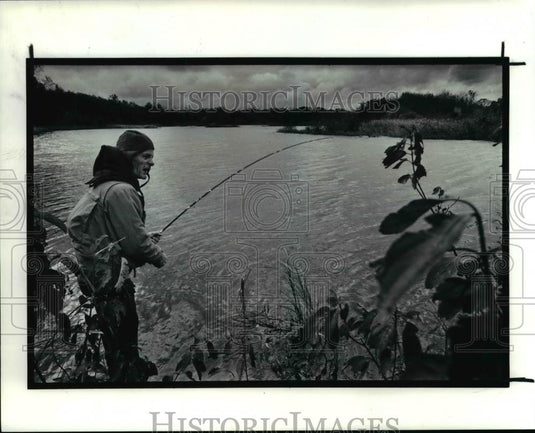 1990 Press Photo Allan Thomas fishing for steelhead at Arcola Creek - Historic Images