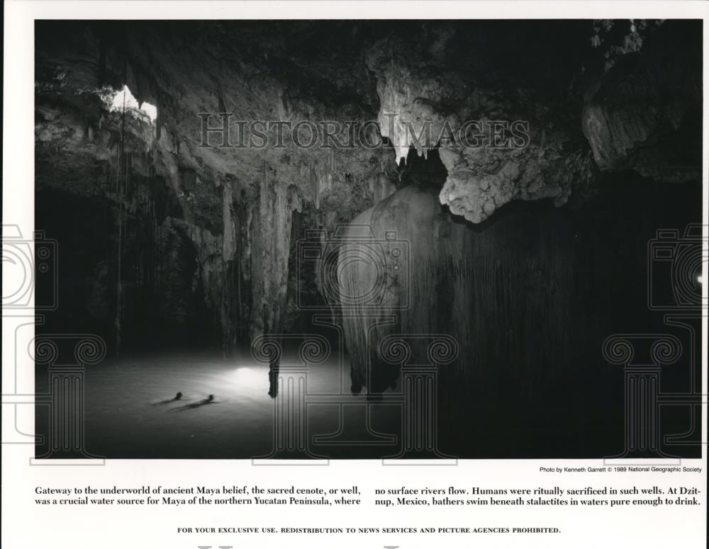 1991 Press Photo The Dzitnup in Mexico where bathers swim beneath stalactites - Historic Images