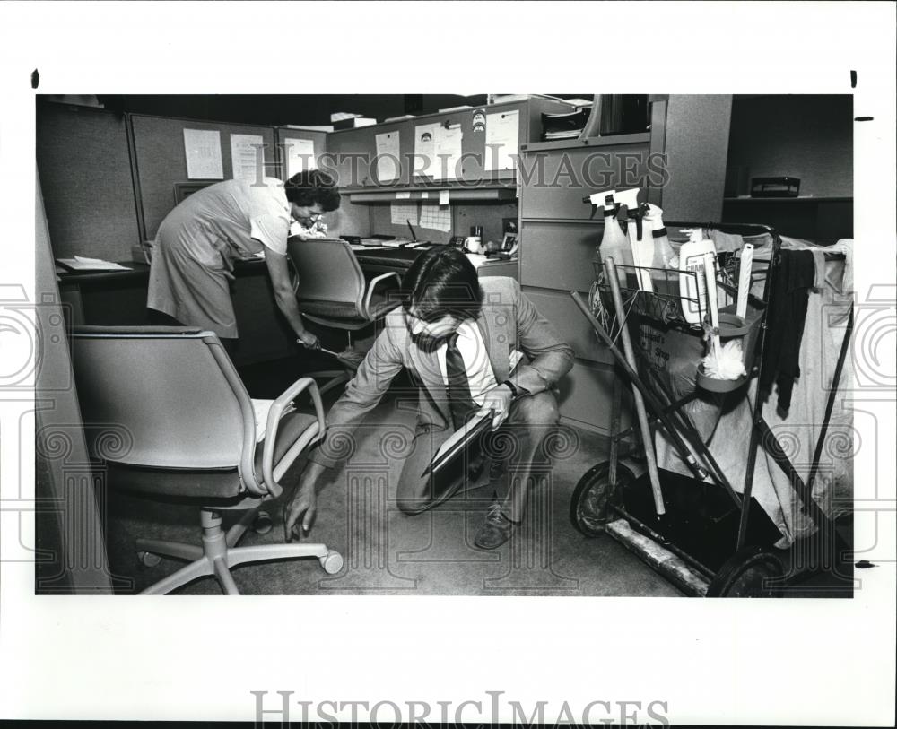 1987 Press Photo Steve Matyas check the work of Cleaning women at Erieview Plaza - Historic Images