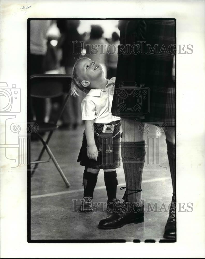 1983 Press Photo James &amp; dad Jack Moore at the Ohio Scottish Games - Historic Images