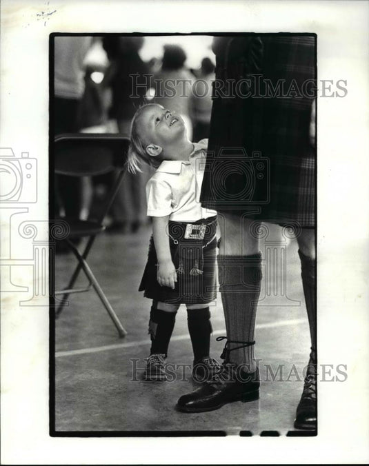 1983 Press Photo James & dad Jack Moore at the Ohio Scottish Games - Historic Images