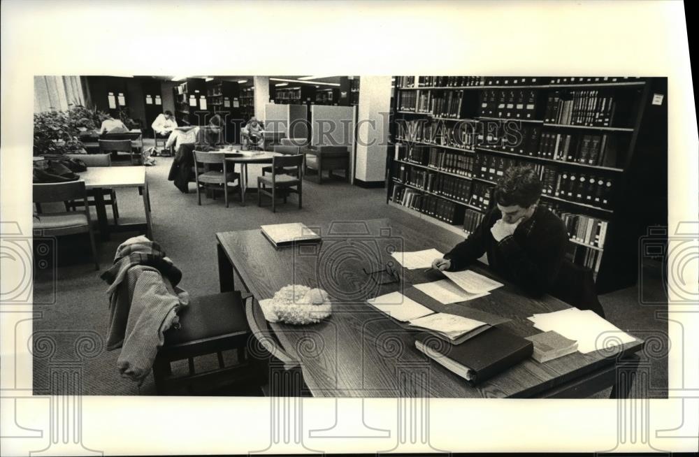 1983 Press Photo Study area in the Freiberger Library at CWRU - Historic Images