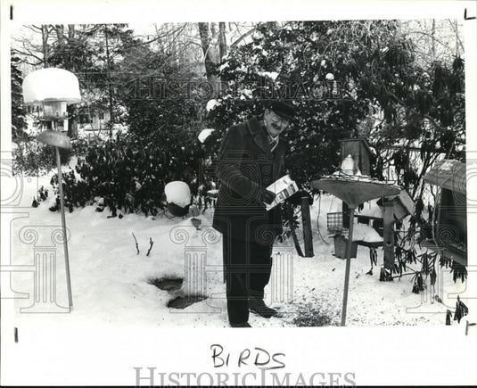 1989 Press Photo Peter J. Zimmerman feeds birds - Historic Images